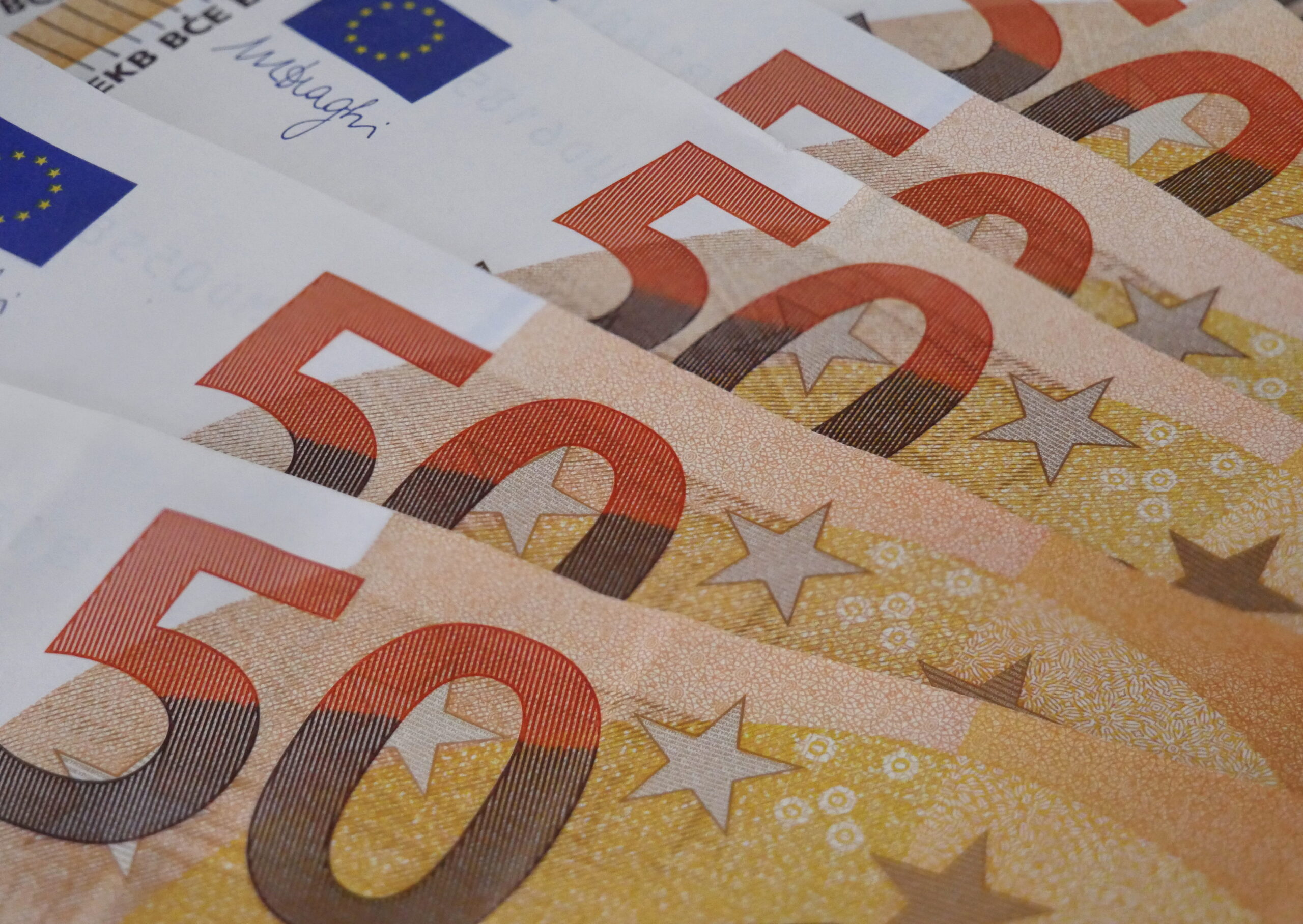 Euro pangatähed – raha hind on viimastel aastatel kiiresti muutunud, mõjutades kinnisvaraturgu (File:50 euro banknotes 20190226.jpg - Wikimedia Commons)